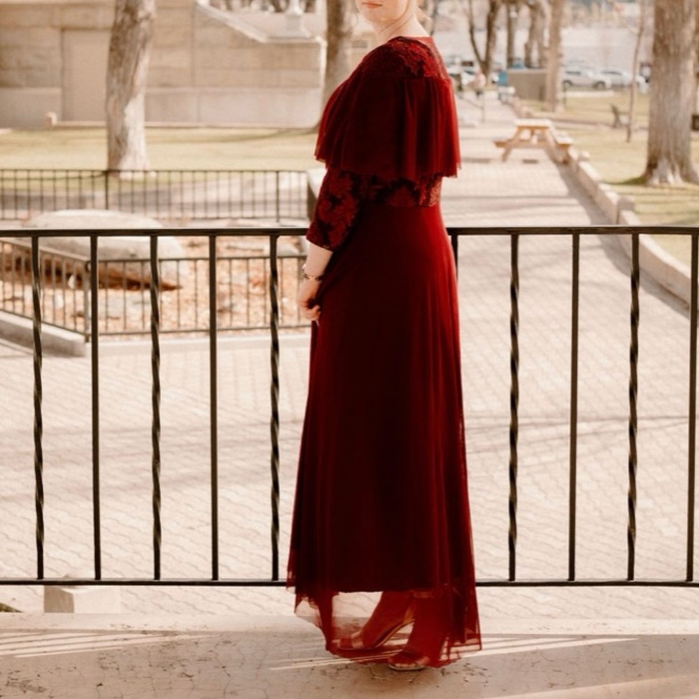 Elegant Burgundy Lace Dress - Picture 3 of 4
